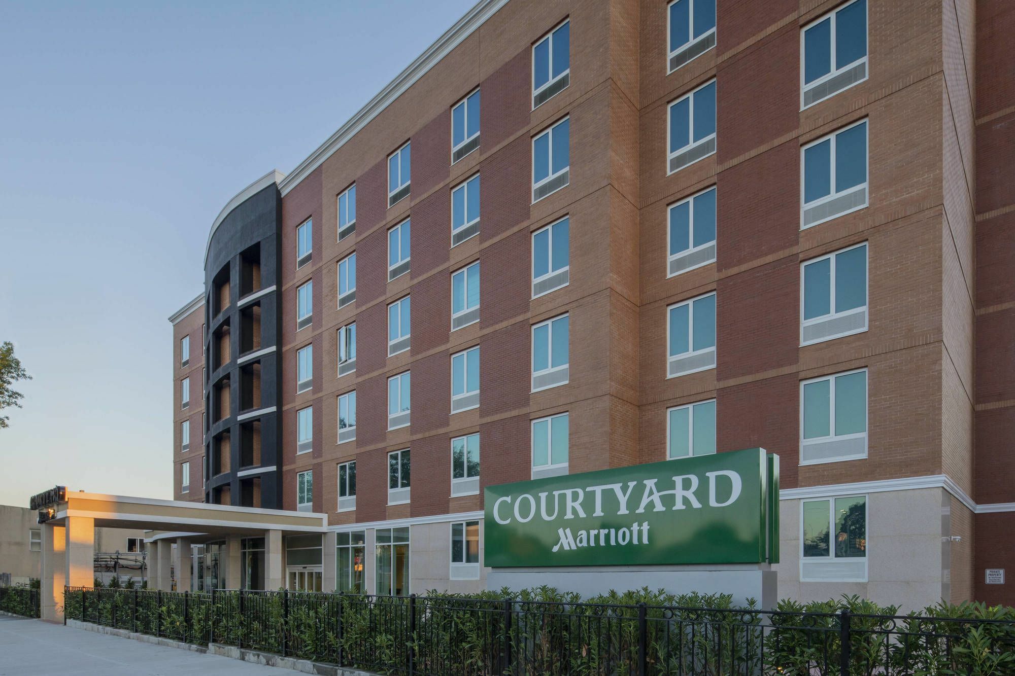 Courtyard By Marriott New York Queens/Fresh Meadows Exterior photo